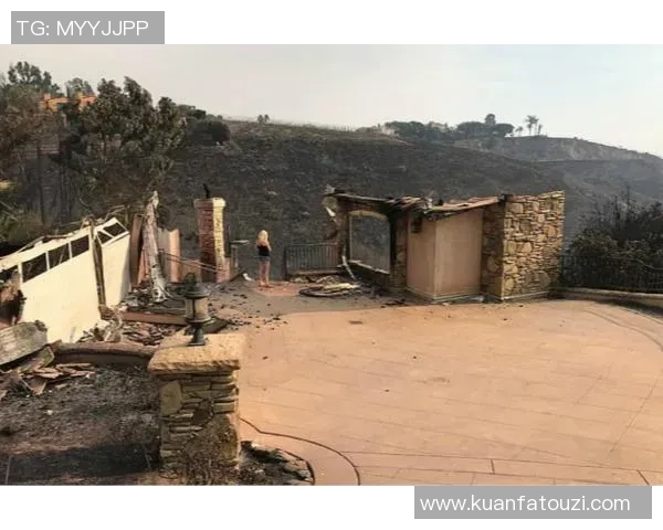 足球球星与爱犬亲密时光：遛狗时的轻松一刻展现明星另一面