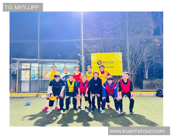 足球球星被热情粉丝强行合照 纷纷展现无奈又忍俊不禁的表情