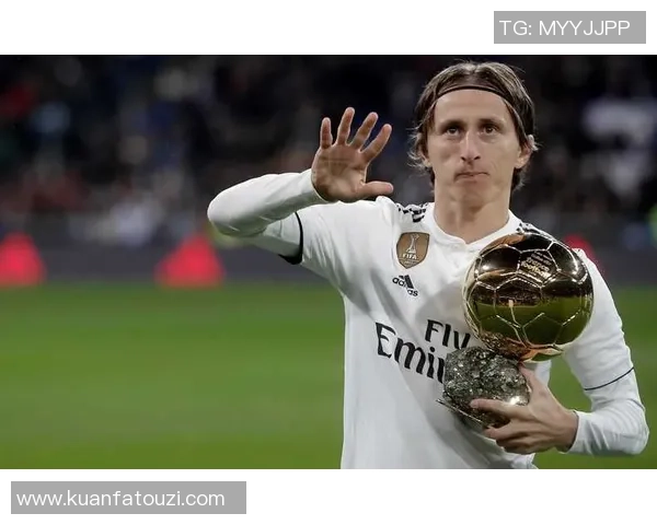 足球球星风采与背景音乐完美融合展现运动魅力与艺术气息